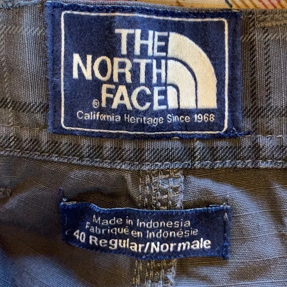 North Face gray plaid cargo shorts Size 40